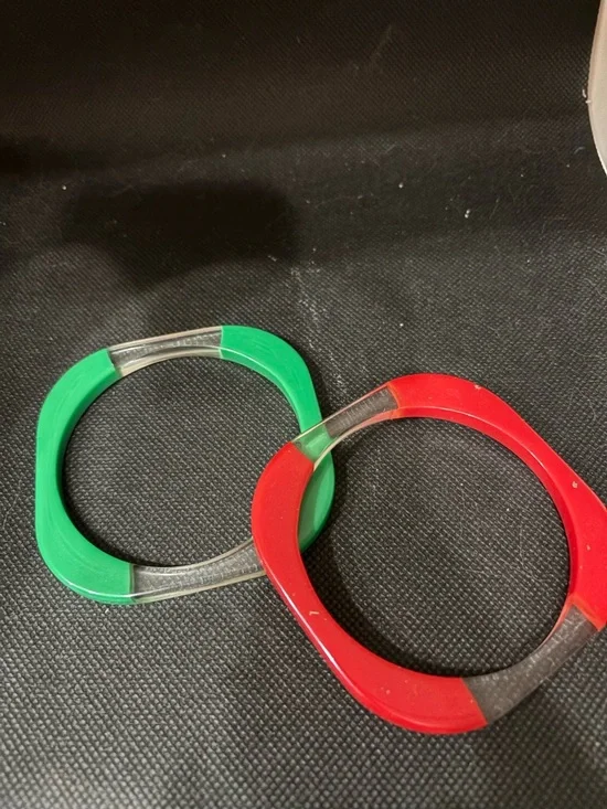Vintage lucite Segment Bangle Bracelets in Green and Red - Picture 2 of 2